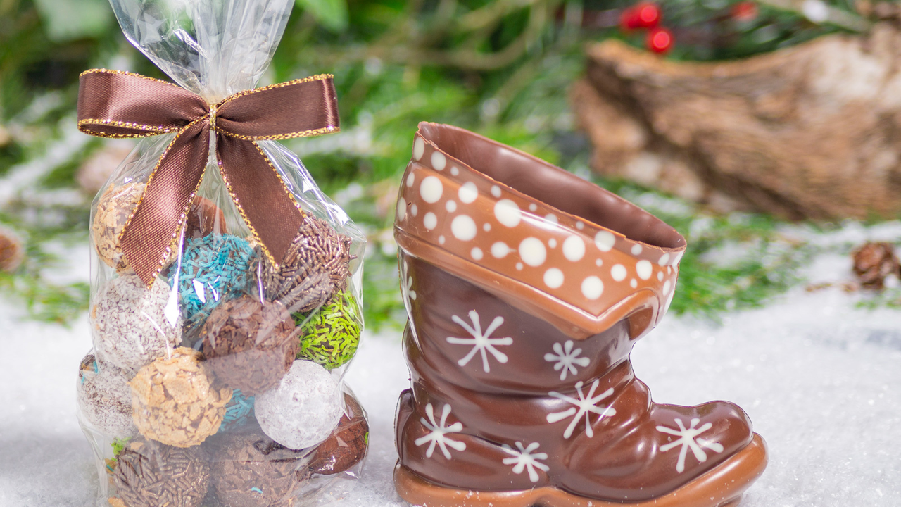 Weihnachtsstiefel giessen Selbst gegossene Samichlausstiefel oder Osterhasen schmecken besser. Probieren Sie das Schokoladenfiguren-Giessen selbst aus und lassen Sie sich von uns verzaubern. Stellen Sie in der Adventszeit gluschtige Weihnachtsstiefel, gefüllt mit feinsten Pralinen her. An Ostern giessen Sie aufwendig verzierte Häschen mit leckeren Ostereiern.