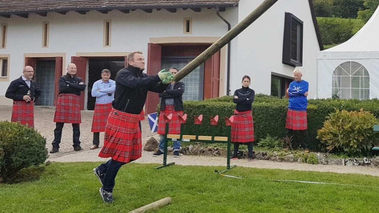 Highland Games Basel Wussten Sie, dass im frühen Mittelalter - Könige Ihre Leibgarden bei den Schottischen Highlandgames rekrutierten und dort nur die stärksten und Besten auswählten? Bei unseren Spielen steht jedoch der Spass im Vordergrund. Die Teilnehmenden in Teams aufgeteilt und jeder mit einem "Kilt" (Schottenrock) ausgerüstet - durchlaufen mehrere Stationen mit unterhaltsamen Spielen, z.B. Rössli (Pferde-Rennen), Baumstamm werfen, Lachs fangen, Riesen-Schleuder auf Whisky-Fässli etc. Mit einem Aufpreis stellen wir auch eine "Eisenbahn" resp. den "Royal Scotsman" (Luxuszug) zur Verfügung - mit welchem der Schottische Lachs eingefangen werden muss. Auch der Whisky darf nicht fehlen - diesen gibt es für jedes Team nach dem Baumstamm werfen.