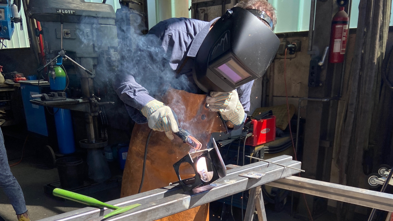 Schweissen das Erlebnis Nach einer kurzen Einführung von mir legen Sie die Schutzbrille auf und schon bald sprühen die Funken in der Werkstatt. Ob Sie gemeinsam an einem Objekt arbeiten oder individuelle Gegenstände herstellen wollen, ist Ihnen überlassen. Sicher ist, dass die Arbeit ein Erlebnis ist, welches Ihr Team zusammenschweissen wird.