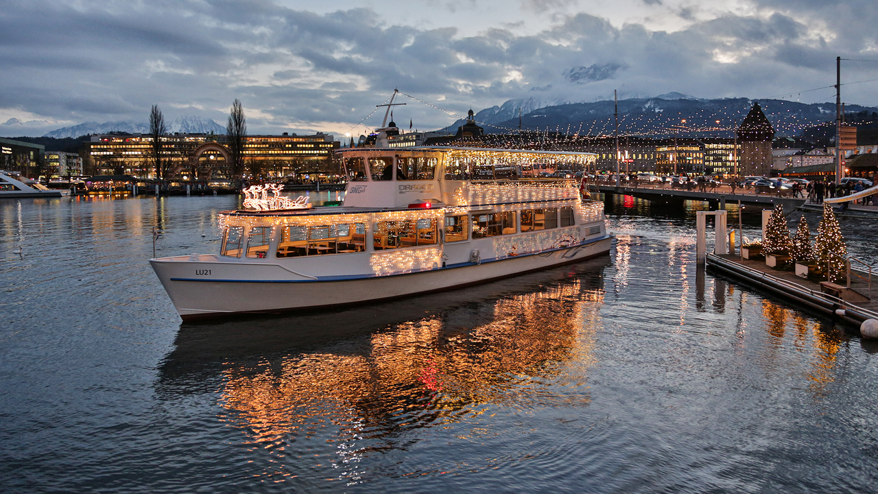 Winterschiff Luzern Geniessen Sie eine zauberhafte 90-minütige Rundfahrt im festlich geschmückten Luzerner Seebecken. Umgeben von funkelnden Lichtern erwarten Sie köstliche Fondue-, Raclette- und Fondue-Chinoise-Gerichte, serviert von unserer Weihnachtsschiff-Crew. Reservieren Sie Ihren Tisch mit Menü-Auswahl rechtzeitig.