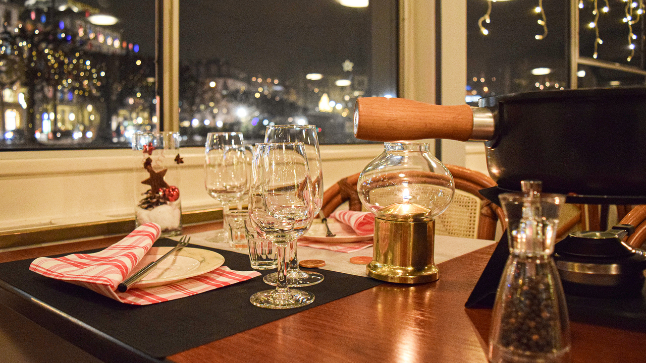 Geniessen Sie eine zauberhafte 90-minütige Rundfahrt im festlich geschmückten Luzerner Seebecken. Umgeben von funkelnden Lichtern erwarten Sie köstliche Fondue-, Raclette- und Fondue-Chinoise-Gerichte, serviert von unserer Weihnachtsschiff-Crew. Reservieren Sie Ihren Tisch mit Menü-Auswahl rechtzeitig.