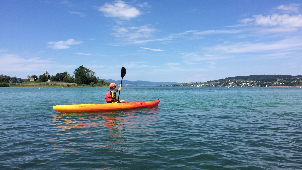 Seekajak Tour Zürichsee Lassen Sie Ihr Boot über den See gleiten und geniessen Sie die frische Luft und die naturbelassenen Uferlandschaften auf beiden Seiten des Seedammes. Die Route führt uns entlang des Naturschutzgebietes „Frauenwinkel“ zur Insel Lützelau. Hier geniessen wir unseren Lunch am Grillplatz oder lassen uns im Restaurant verwöhnen. Nach einem erfrischenden Bad im See paddeln wir gemütlich zurück nach Jona.