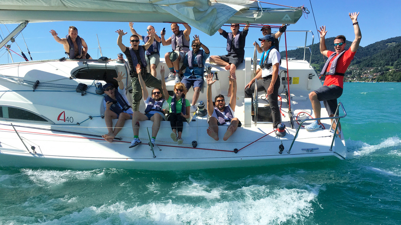 Segeln vor der Kulisse von Eiger, Mönch und Jungfrau Auf dem windsicheren Thunersee führen Sie unsere erfahrenen Skipper ins Segeln ein. Sie übernehmen von Anfang an selber das Steuer und bestimmen den Kurs.