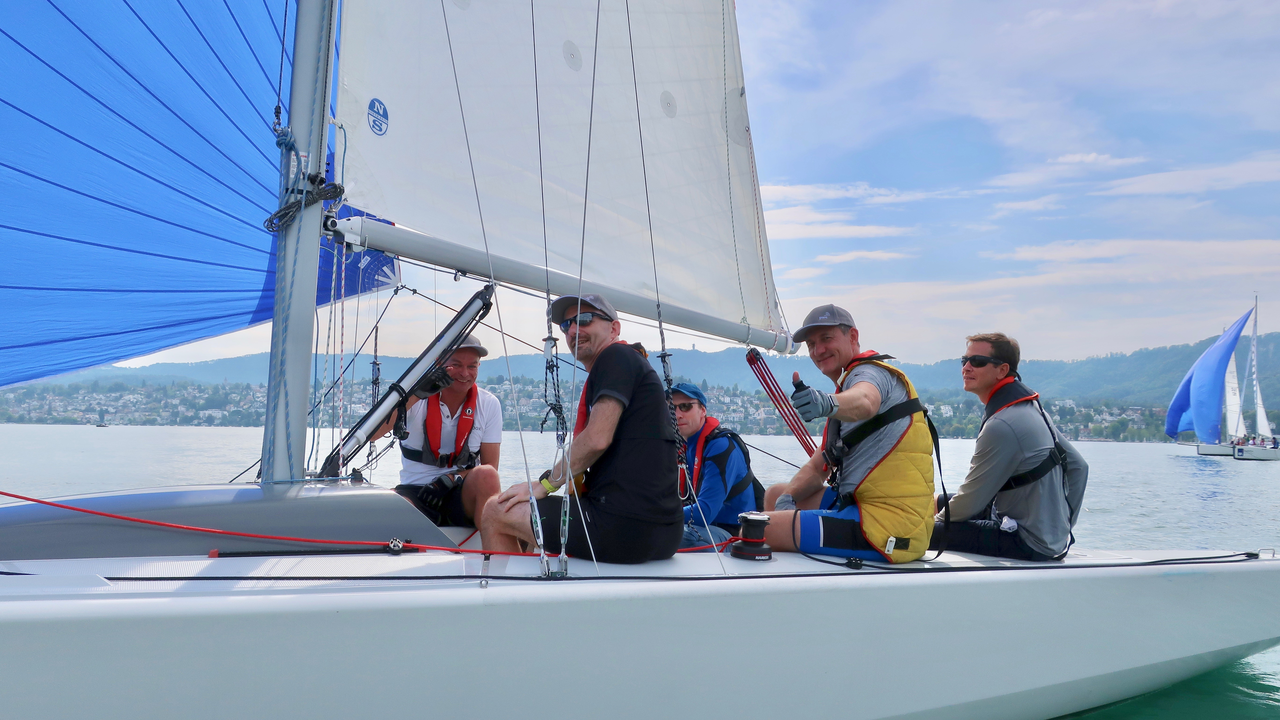 Segelplausch Schweiz Ein unvergesslicher Tag auf dem Wasser. Auf dem Schweizer See Ihrer Wahl organisiert der Skipper für Sie und Ihre Gäste einen massgeschneiderten Event. Möchten Sie mit der Segelyacht eine Regatta oder eine Schnitzeljagd durchführen? Alles, was Spass macht, ist möglich.