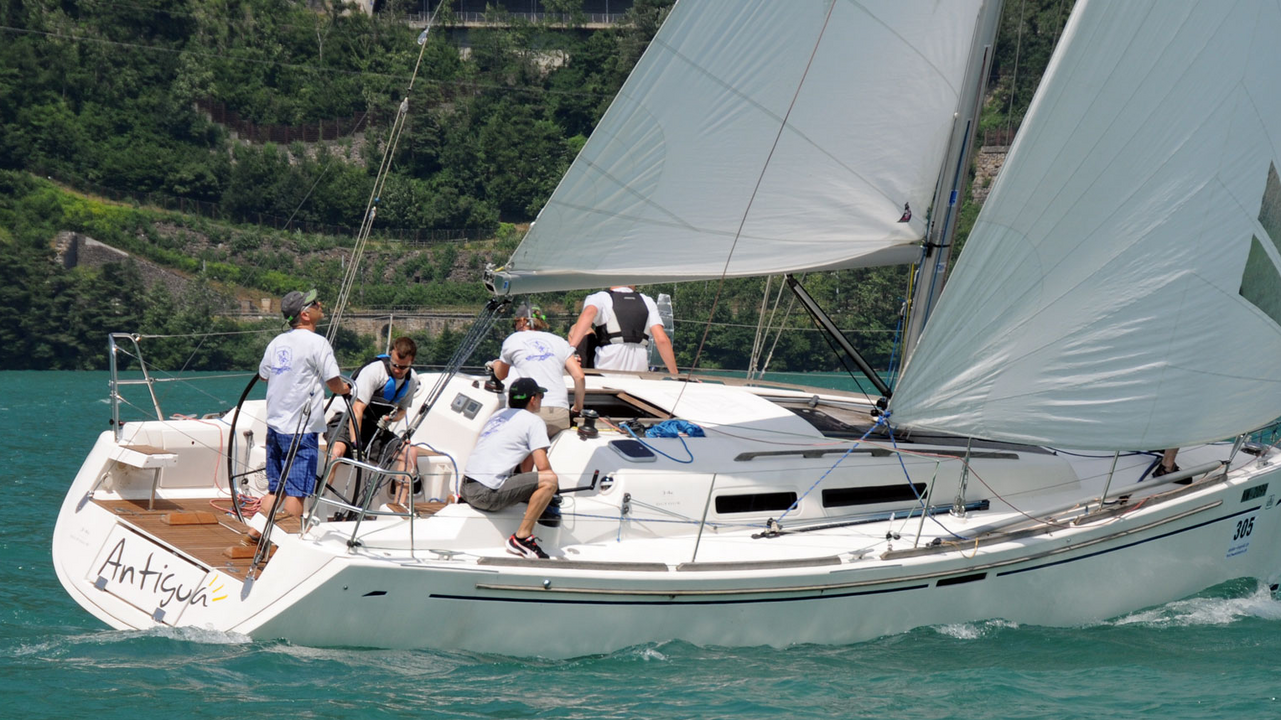Segeltörn mit Apéro am See Ihr unvergesslicher Firmenanlass mit Kunden, Kader oder Mitarbeitenden auf einer unseren luxuriösen Yachten. Sie werden den Kurs bestimmen, wir zeigen Ihnen, wie Sie dahin kommen. Nebst Spass soll aber auch der Lerneffekt und die Teambildung auf der Yacht nicht zu kurz kommen.