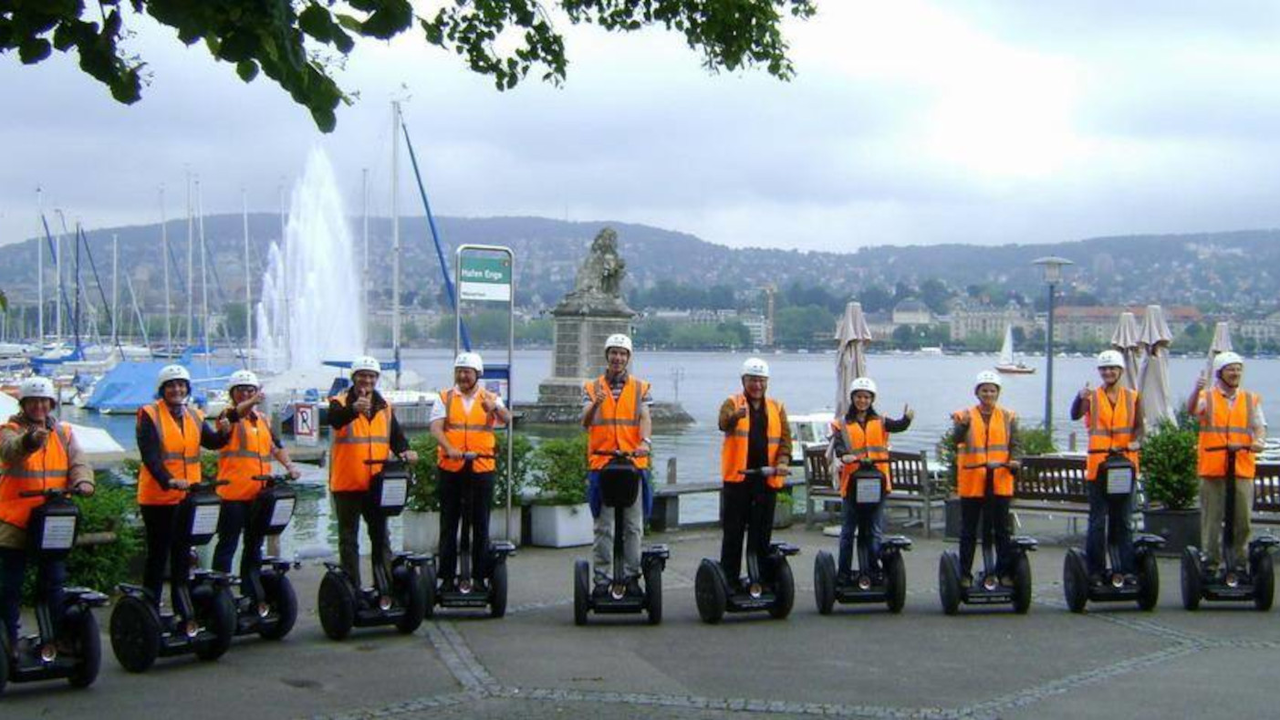 Segway City Tour Zürich Bei dieser Segway City Tour haben Sie die Gelegenheit, Zürich neu zu entdecken. Geniessen Sie die Zürcher Highlights aus einer anderen Perspektive.