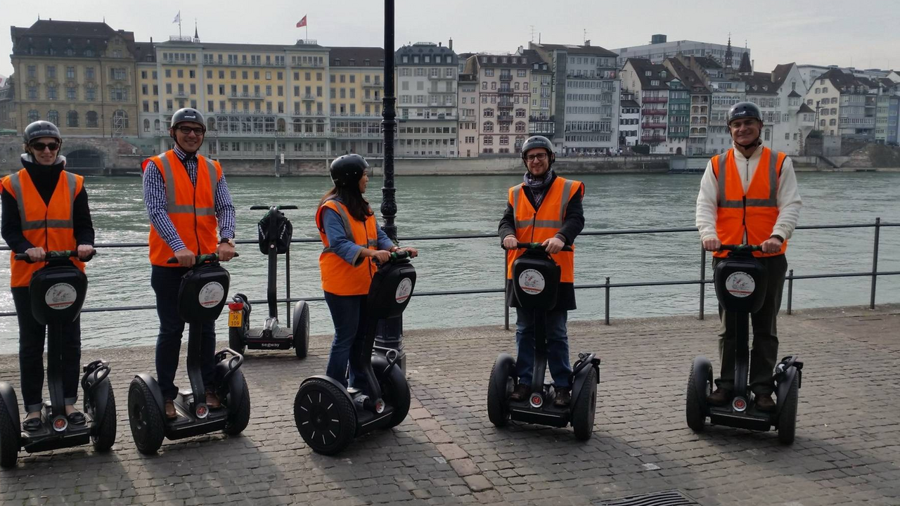 Individuelle Segway Tour am Ort Ihrer Wahl Individuelle Segway Touren sind an vielen Orten der Schweiz möglich. Neben Zürich, Basel, Bern, Winterthur, Zug, Rapperswil, Genf, Ascona/Locarno, Aarau, Baden, Basel Land, Mariastein, Bern/Mühleberg, Interlaken, St. Gallen/Bodenseeraum, Arosa, St. Moritz / Engadin, Thun, Urnerland (Wilhelm Tell Tour)..Individuelle Touren am Ort Ihrer Wahl sind ab 6 Personen möglich. Zeit- und Treffpunkt nach Wahl. Preis ist abhängig von der Gruppengrösse und Durchführungsort.