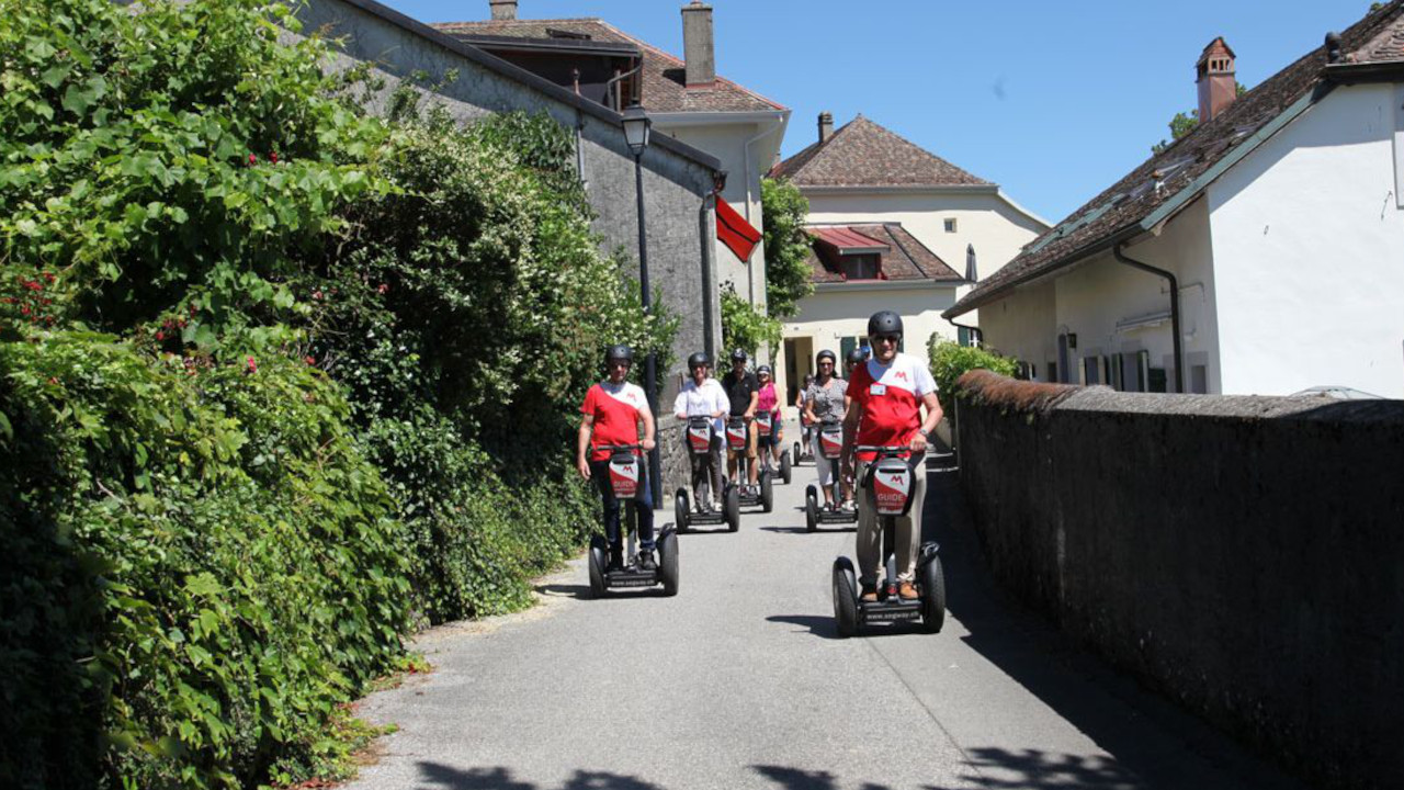 Segway-Tour durch die Lavaux-Rebberge: Auf der panoramareichen Tour durch die Reben der Region La Côte erkunden wir die charakteristischen Dörfer Rolle, Tartegnin und Gilly.
