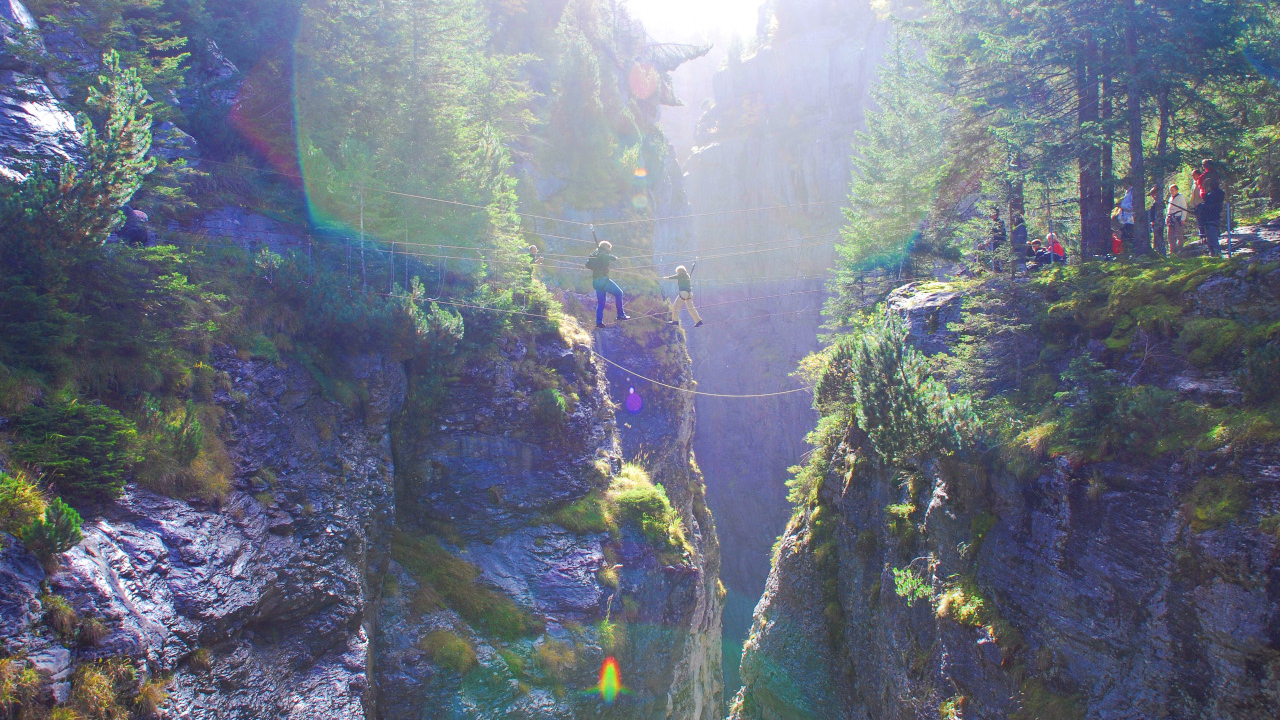 Seilbrückenbau über die Gletscherschlucht Werden Sie Konstrukteur und Erbauerin einer Brücke über die Schlucht und ziehen Sie am gleichen Strick! - Die luftige Challenge