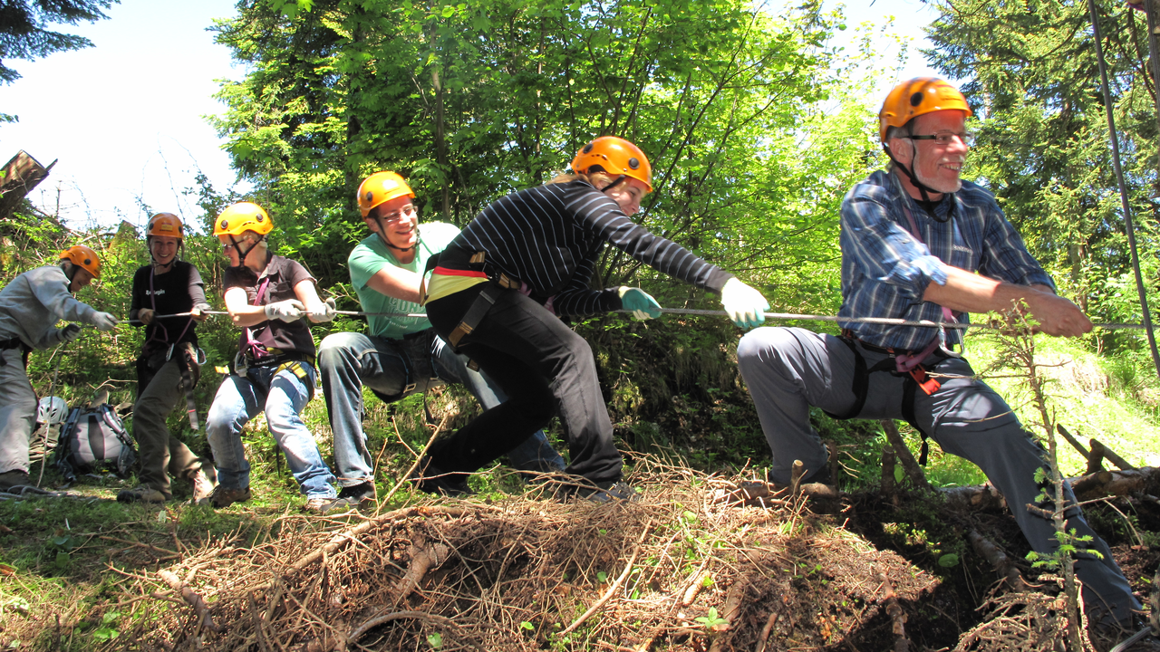 Seilbrückenbau Wir bauen gemeinsam eine Brücke. Das Sommererlebnis für Ihr Team! Wir planen, konstruieren, erkennen Stärken, haben ein Ziel vor Augen, sind ein Team, wir erwarten nicht - wir nutzen alle Qualitäten, erleben Wege zum Projekt, gemeinsam. Ideal in Kombination mit einem feinen Apero oder Essen auf der Western Ranch, im Erlebnisgastronomie Tipi, auf der Alp, im Bergrestaurant oder Outdoorküche. Wir haben die perfekte Ergänzung dazu.