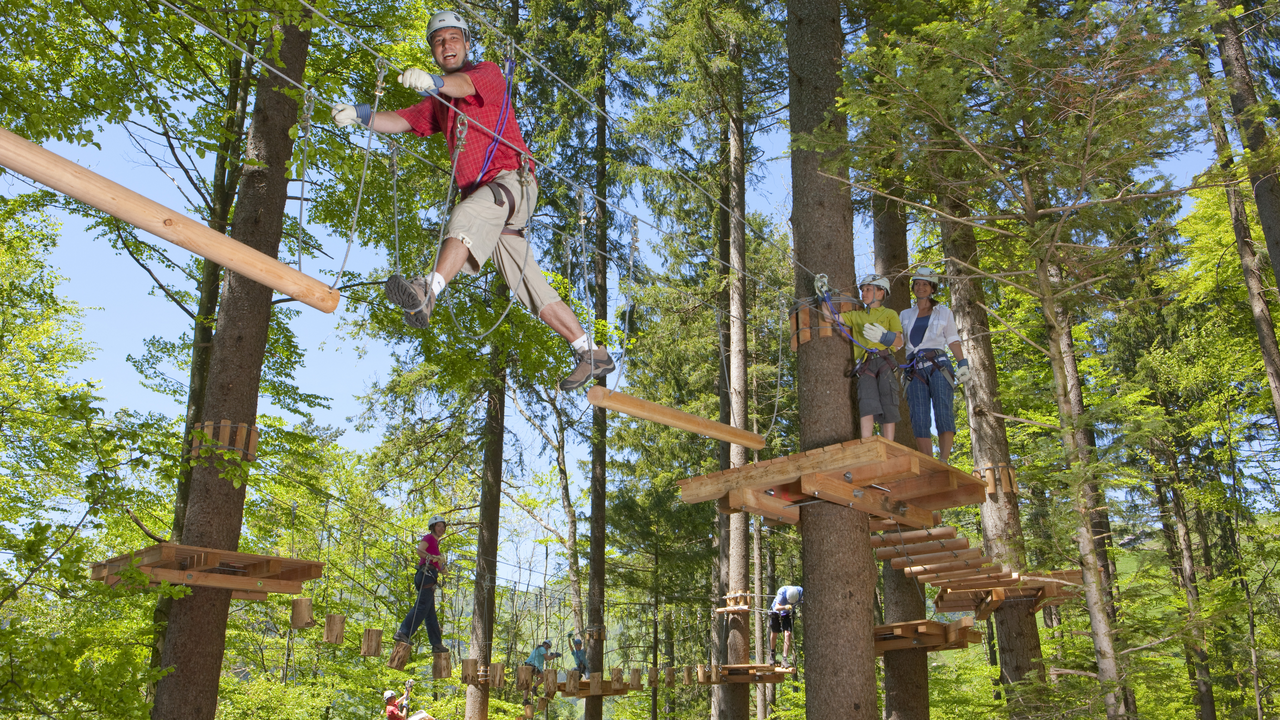 Seilpark für Gruppen Der Seilpark bietet Spass und Nervenkitzel in luftiger Höhe. Acht Parcours in verschiedenen Dimensionen und mit unterschiedlichen Schwierigkeitsgraden erfordern Geschicklichkeit und Koordinationsvermögen.