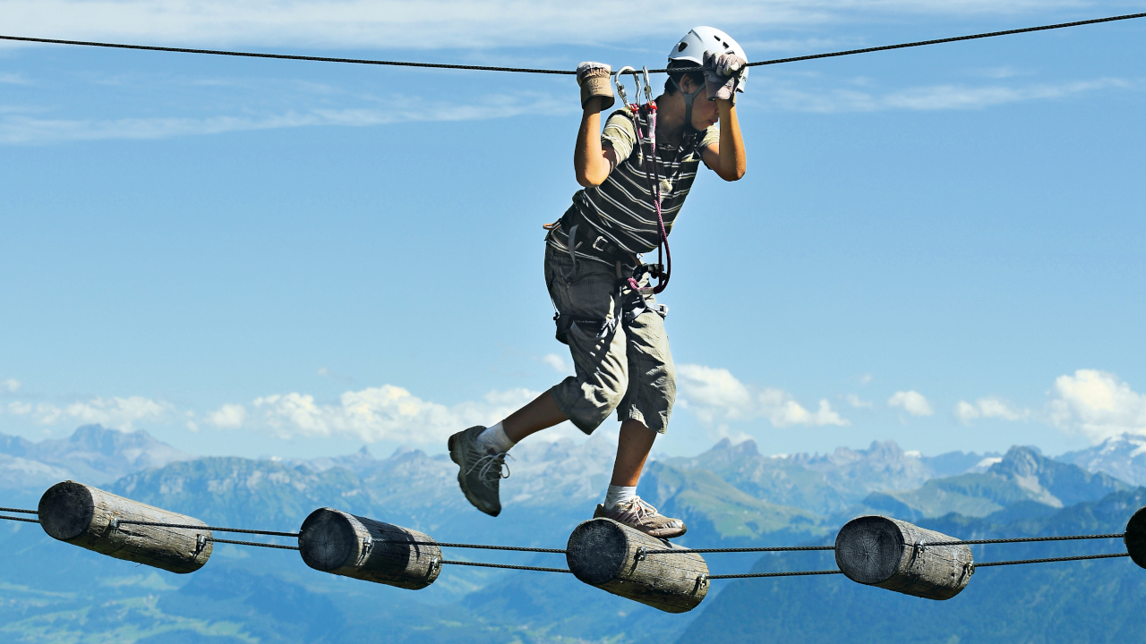 Der Seilpark auf dem Berg ist genau das Richtige, für alle, die gerne hoch hinaus wollen. Testen Sie Ihre Geschicklichkeit im grössten Seilpark der Zentralschweiz. Auf der Suche nach dem besonderen Nervenkitzel finden Sie hier die passende Herausforderung – auch ohne spezielles Training.