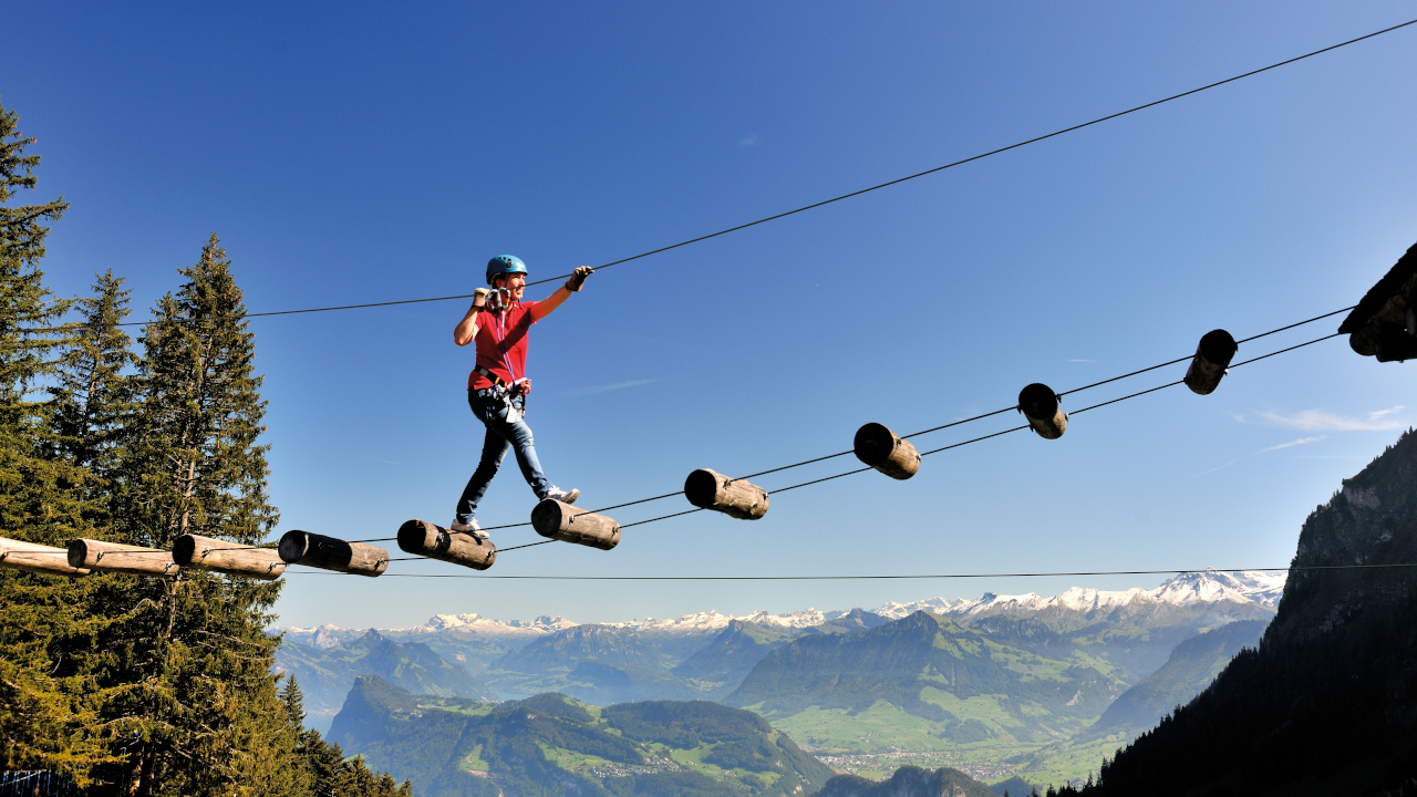 Der Seilpark auf dem Berg ist genau das Richtige, für alle, die gerne hoch hinaus wollen. Testen Sie Ihre Geschicklichkeit im grössten Seilpark der Zentralschweiz. Auf der Suche nach dem besonderen Nervenkitzel finden Sie hier die passende Herausforderung – auch ohne spezielles Training.