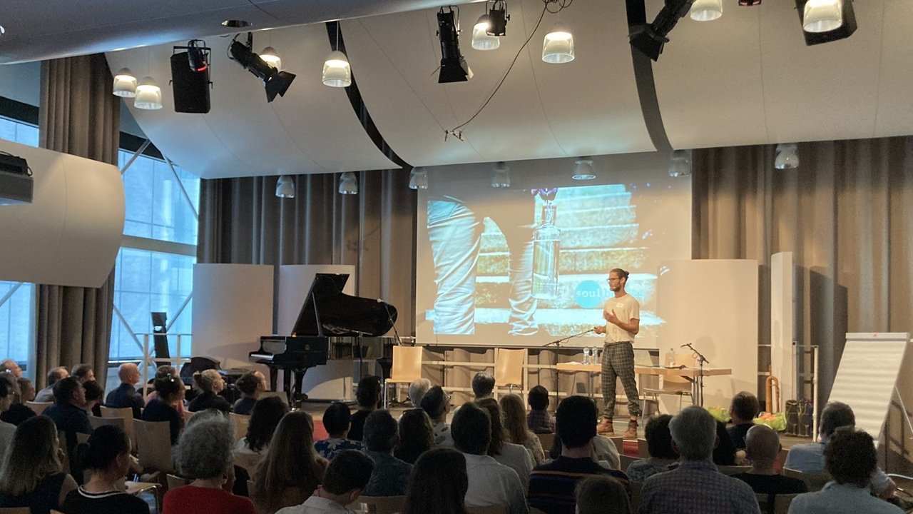 Gewaltfreie Kommunikation - Workshop Eine gelingende Kommunikation ist der Kitt in jedem Team - und kann gelernt werden. Die Gewaltfreie Kommunikation (GFK) ist ein Ansatz, sich (noch) klarer auszudrücken, Konflikte schneller zu lösen und besser auf seine Mitmenschen einzugehen. Ziel ist es, Ihnen als Team einen guten theoretischen Überblick zu ermöglichen und gleichzeitig durch praktische Übungen in die Tiefe zu gehen. Sie erhalten einen Werkzeugkoffer mit auf den Weg, den Sie im Alltag anwenden können.