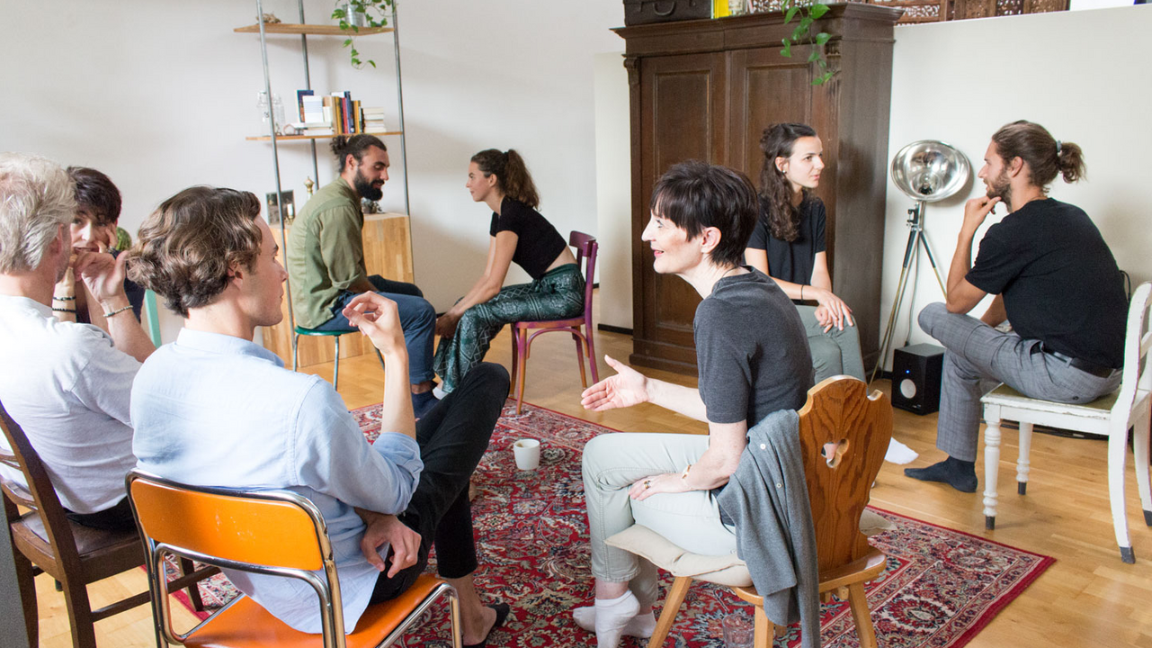 Gewaltfreie Kommunikation - Workshop Eine gelingende Kommunikation ist der Kitt in jedem Team - und kann gelernt werden. Die Gewaltfreie Kommunikation (GFK) ist ein Ansatz, sich (noch) klarer auszudrücken, Konflikte schneller zu lösen und besser auf seine Mitmenschen einzugehen. Ziel ist es, Ihnen als Team einen guten theoretischen Überblick zu ermöglichen und gleichzeitig durch praktische Übungen in die Tiefe zu gehen. Sie erhalten einen Werkzeugkoffer mit auf den Weg, den Sie im Alltag anwenden können.