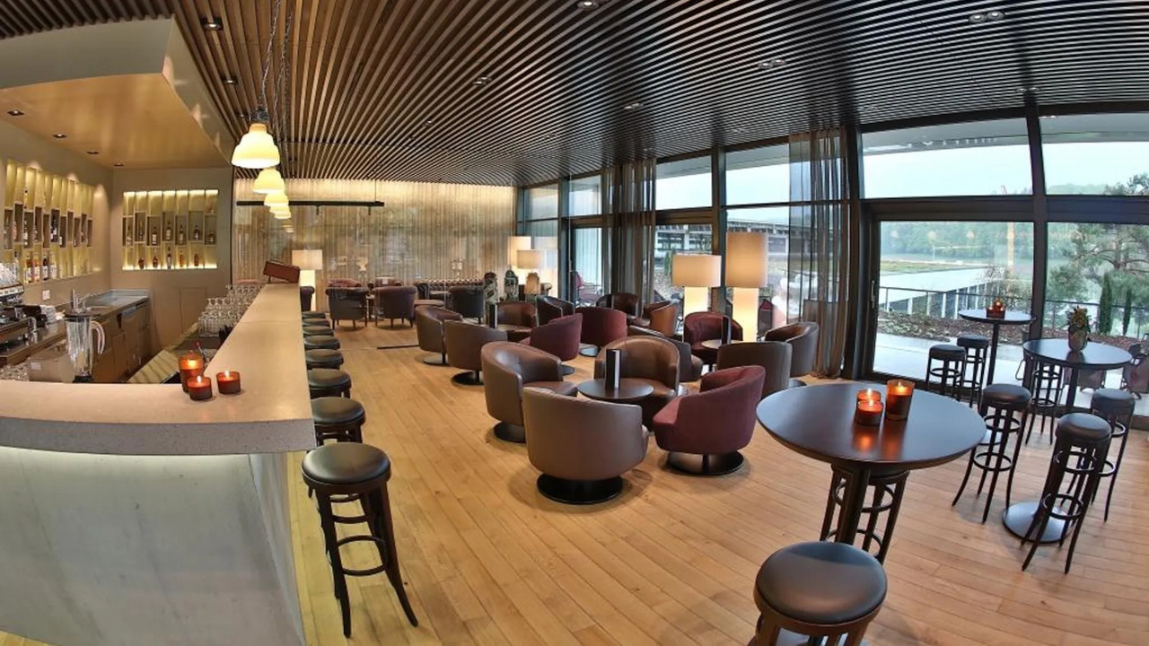 Das Seminarhotel liegt in einer grünen Umgebung am Stadtrand von Sursee. Die malerische Stadt Luzern ist nur eine kurze Fahrt entfernt und bietet zahlreiche Sehenswürdigkeiten und Aktivitäten. Die ruhige Lage des Hotels ermöglicht es Ihnen, die Natur und die umliegende Landschaft zu geniessen. Der Flughafen Zürich ist etwa 90 km entfernt. Das Tagungszentrum bietet 66 Konferenzräume für bis zu 500 Personen. Ausserdem gibt es ein Grillrestaurant, ein Buffetrestaurant, ein Bistro, ein Café und eine Snackbar mit Lounge, Billard und Kicker. Ein Innenpool und eine Dachterrasse sind ebenfalls vorhanden. Ein Frühstücksbuffet wird angeboten und Parkplätze sind vorhanden.