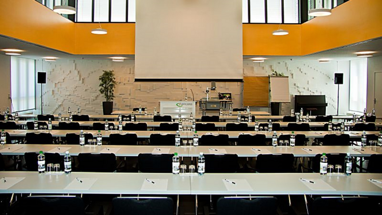 Seminarräume, Übernachtung und Essen Das Seminarhotel liegt in einer grünen Umgebung am Stadtrand von Sursee. Die malerische Stadt Luzern ist nur eine kurze Fahrt entfernt und bietet zahlreiche Sehenswürdigkeiten und Aktivitäten. Die ruhige Lage des Hotels ermöglicht es Ihnen, die Natur und die umliegende Landschaft zu geniessen. Der Flughafen Zürich ist etwa 90 km entfernt. Das Tagungszentrum bietet 66 Konferenzräume für bis zu 500 Personen. Ausserdem gibt es ein Grillrestaurant, ein Buffetrestaurant, ein Bistro, ein Café und eine Snackbar mit Lounge, Billard und Kicker. Ein Innenpool und eine Dachterrasse sind ebenfalls vorhanden. Ein Frühstücksbuffet wird angeboten und Parkplätze sind vorhanden.