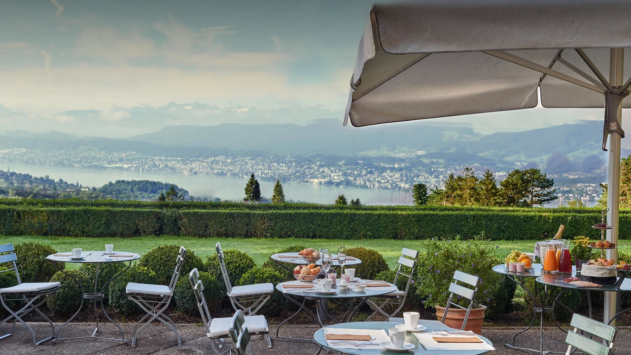 Seminarort Zürichberg In ruhiger Lage lassen Sie sich mit Ihrem Team von der einmaligen Aussicht inspirieren. Im Zürichberg haben Sie die Wahl zwischen vier verschiedenen Seminarpauschalen, perfekt ausgerichtet auf Ihre individuellen Bedürfnisse als moderner Seminargast. Die besonderen Räumlichkeiten bieten für jeden Anlass einen ganz besonderen Rahmen, egal ob Seminar, Festessen oder Geschäftsmeeting.