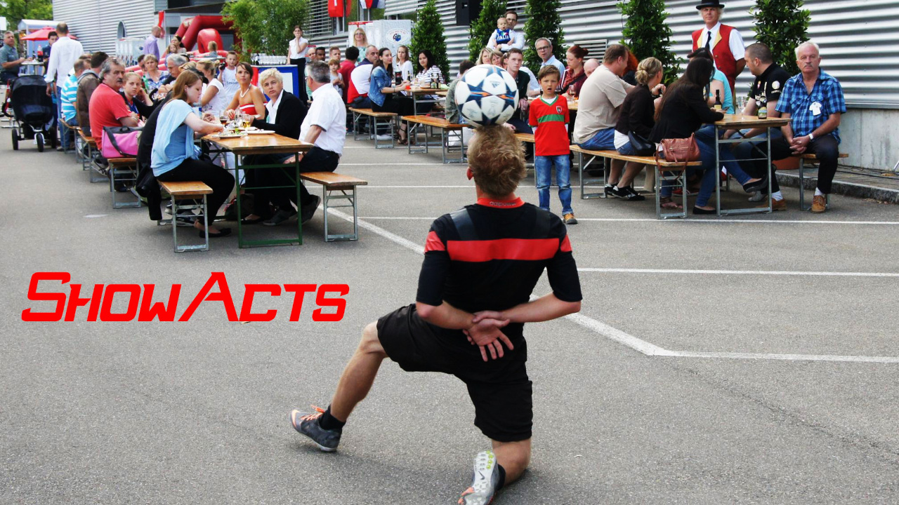 Showeinlage Ballkunst Der AeroSkiller verbindet Freestyle-Fussball mit Kampfkunst und verzaubert Sie und Ihr Team. Mit herkömmlichem Fussball hat das wenig zu tun. Gekonnt lässt der Artist den Ball von seinem Kopf auf die Schulter, zurück auf den Kopf, seinen Rücken oder das Knie springen, dreht sich dabei um die eigene Achse oder setzt sich auf den Boden, ohne dabei die Orientierung oder die Kontrolle über den Ball zu verlieren.