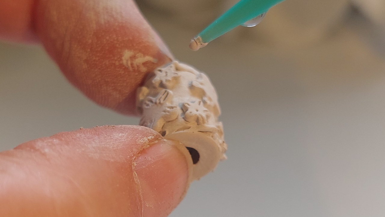 Lust auf ein besonderes Erlebnis? Gemeinsam entdeckt ihr, wie aus formbarer Silbermasse (Art Clay) in wenigen Schritten euer ganz persönliches Schmuckstück entsteht. Einfach, kreativ und mit viel Spass – ganz ohne Vorkenntnisse.