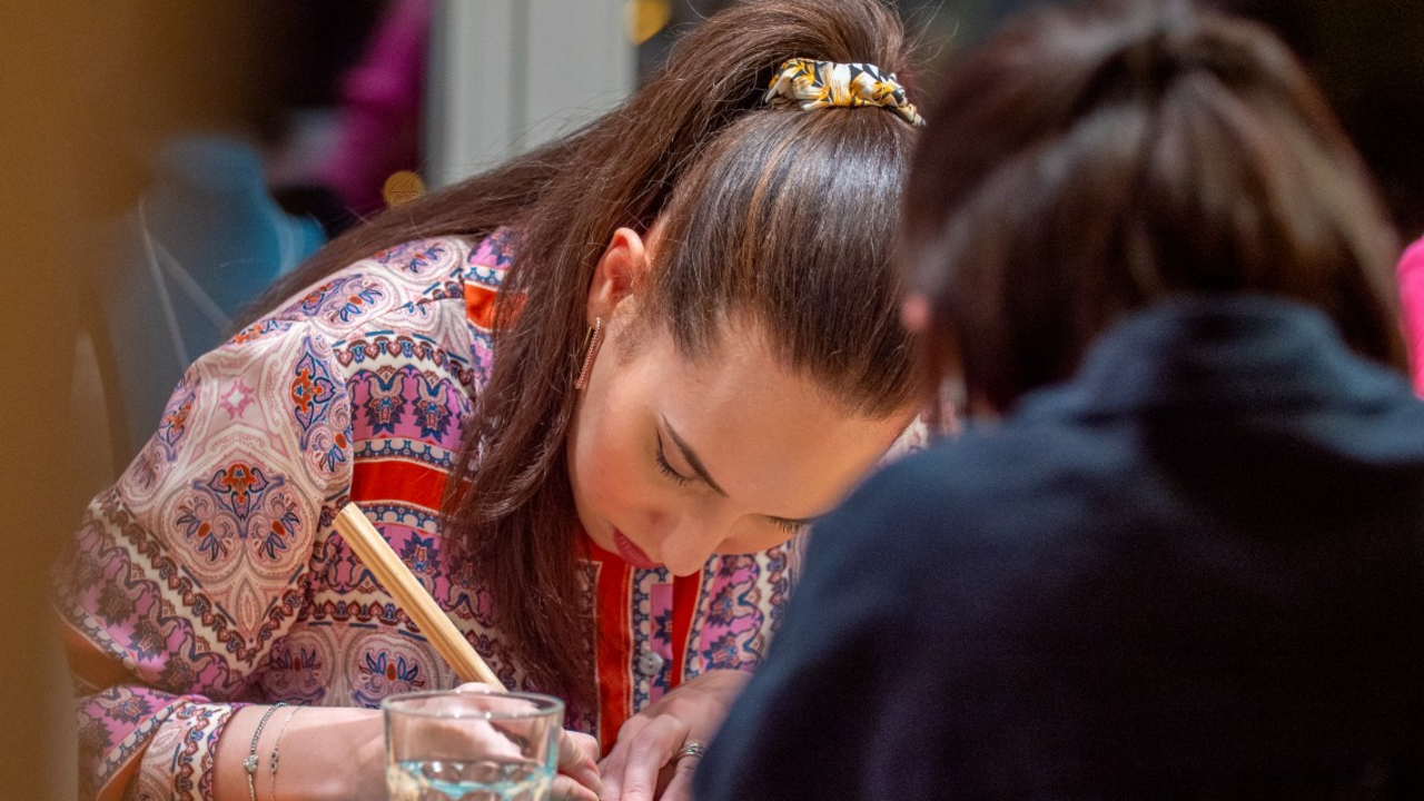 Lust auf ein besonderes Erlebnis? Gemeinsam entdeckt ihr, wie aus formbarer Silbermasse (Art Clay) in wenigen Schritten euer ganz persönliches Schmuckstück entsteht. Einfach, kreativ und mit viel Spass – ganz ohne Vorkenntnisse.