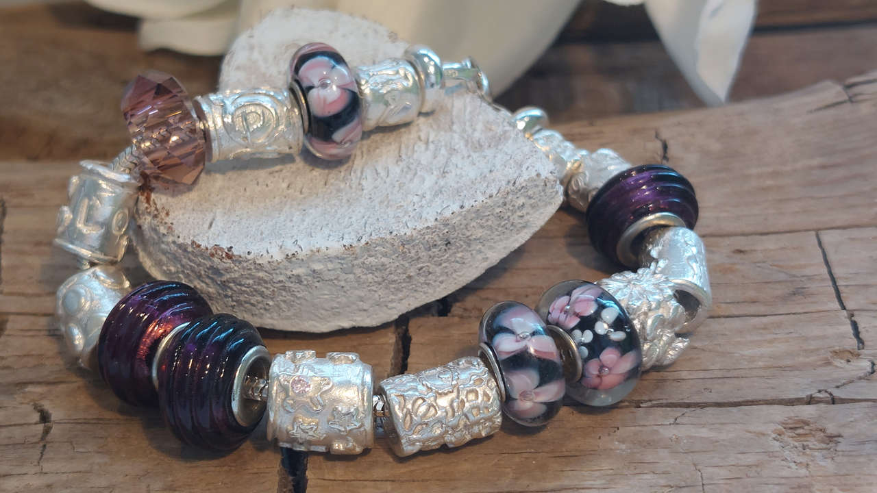 Lust auf ein besonderes Erlebnis? Gemeinsam entdeckt ihr, wie aus formbarer Silbermasse (Art Clay) in wenigen Schritten euer ganz persönliches Schmuckstück entsteht. Einfach, kreativ und mit viel Spass – ganz ohne Vorkenntnisse.