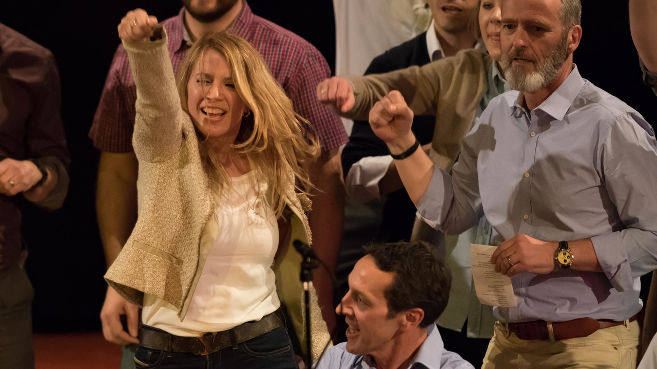 Sing it! für Ihr Team Jeder kann singen! Wir experimentieren mit der Stimme und studieren einen energiegeladenen Song ein. Auf Wunsch kann der txtlich auf Ihr Team angepasst und im professionellen Tonstudio aufgenommen werden.