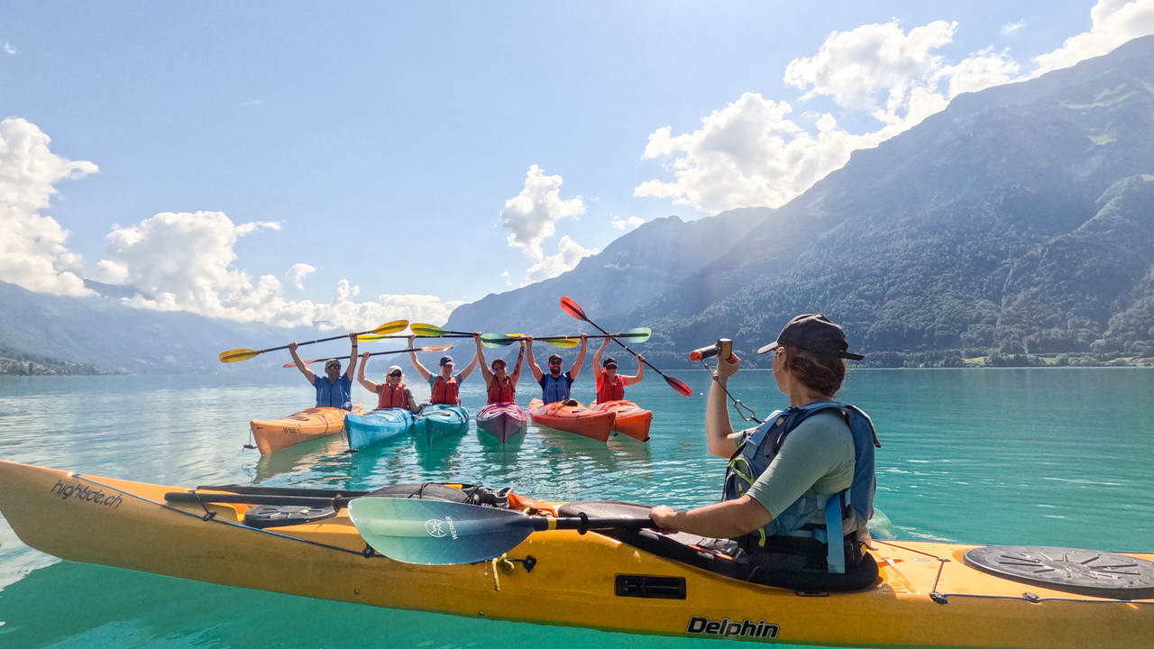 Unsere geführten Kajaktouren auf dem Brienzersee sind ein Gewinn für alle Gruppen und lassen sich perfekt mit anderen lokalen Aktivitäten zu einem tollen Ausflugstag kombinieren. Es gibt viele Gründe, warum Sie mehr Zeit an diesem wunderschönen Ort verbringen sollten. Im Winter wie im Sommer ist Kajakfahren ein Erlebnis das nachhaltig positiv in Erinnerung bleibt.