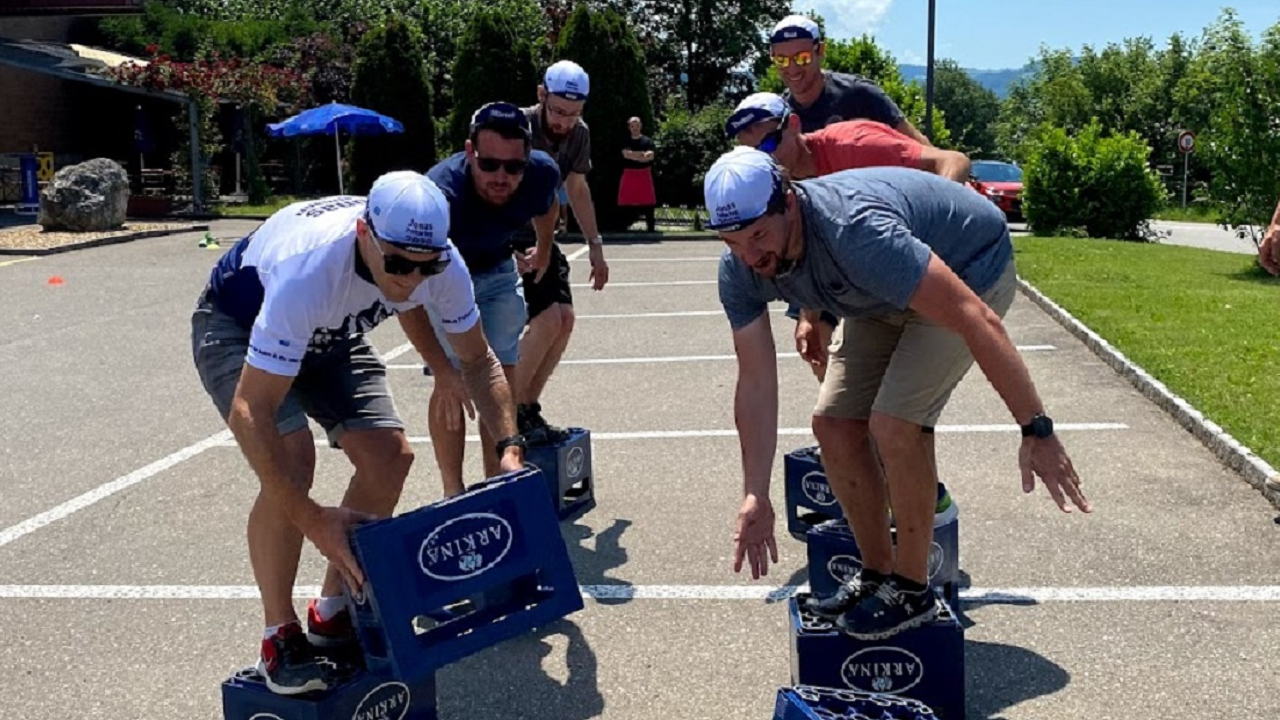 Sommerchallenge mit Grill- oder Pizzaplausch Pit-Pat, Bowling, Armbrust, Mega 4 in Linie, Leitergolf und viele mehr. Wählen Sie Ihre 8 Disziplinen aus und spielen Sie. Gespielt wird in 4er bis 6er Gruppen. Sie erhalten eine Einführung, Formulare und schliesslich die Rangliste. Gerne führen wir Sie durch alle Games bis hin zur Rangverkündigung. Der Grillplausch kann sowohl in der Halle wie auch draussen genossen werden. Der Pizzaplausch findet in der Halle statt.