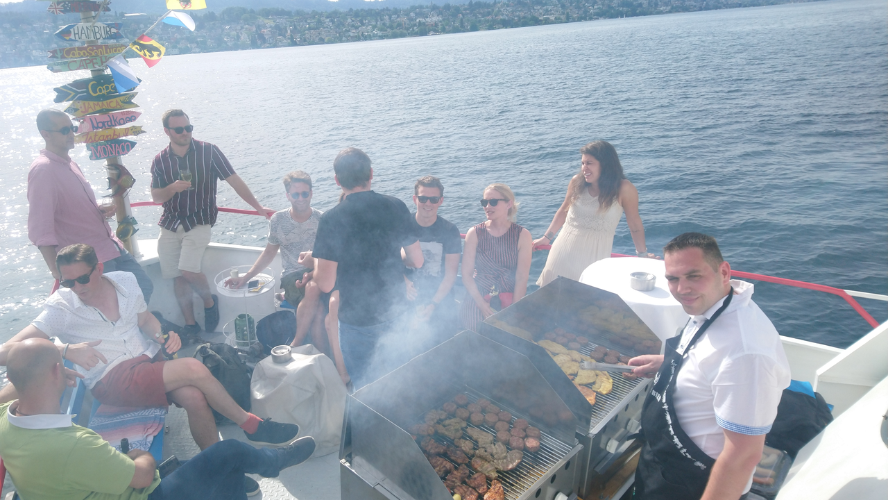 Sommerfest auf dem Schiff Geniessen Sie als Gruppe einen unvergesslichen Nachmittag oder Abend auf dem Zürichsee. Erleben Sie auf dem Schiff einen schönen Sommertag mit feinem Essen und verbringen Sie entspannte und unterhaltsame Stunden in maritimer Atmosphäre.