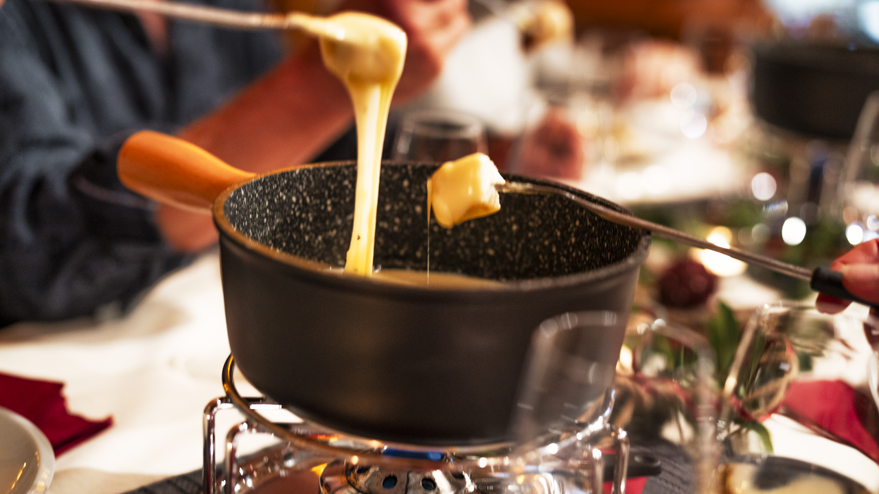 Dein Teamevent startet mit einer malerischen Kutschenfahrt in unseren stilvollen Planwagen. Anschliessend startet ihr in die Original Emmentaler Winterspiele und absolviert 8 spannende Disziplinen. Danach servieren wir euch im heimeligen Hofrestaurant ein „chüschtiges“ Käsefondue oder weitere Spezialitäten des Hauses.