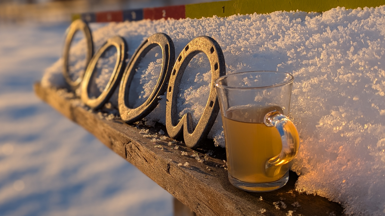 Dein Teamevent startet mit einer malerischen Kutschenfahrt in unseren stilvollen Planwagen. Anschliessend startet ihr in die Original Emmentaler Winterspiele und absolviert 8 spannende Disziplinen. Danach servieren wir euch im heimeligen Hofrestaurant ein „chüschtiges“ Käsefondue oder weitere Spezialitäten des Hauses.
