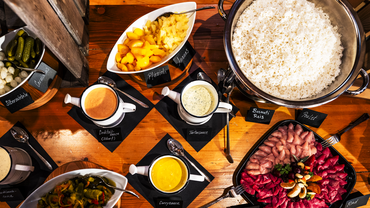 Dein Teamevent startet mit einer malerischen Kutschenfahrt in unseren stilvollen Planwagen. Anschliessend startet ihr in die Original Emmentaler Winterspiele und absolviert 8 spannende Disziplinen. Danach servieren wir euch im heimeligen Hofrestaurant ein „chüschtiges“ Käsefondue oder weitere Spezialitäten des Hauses.