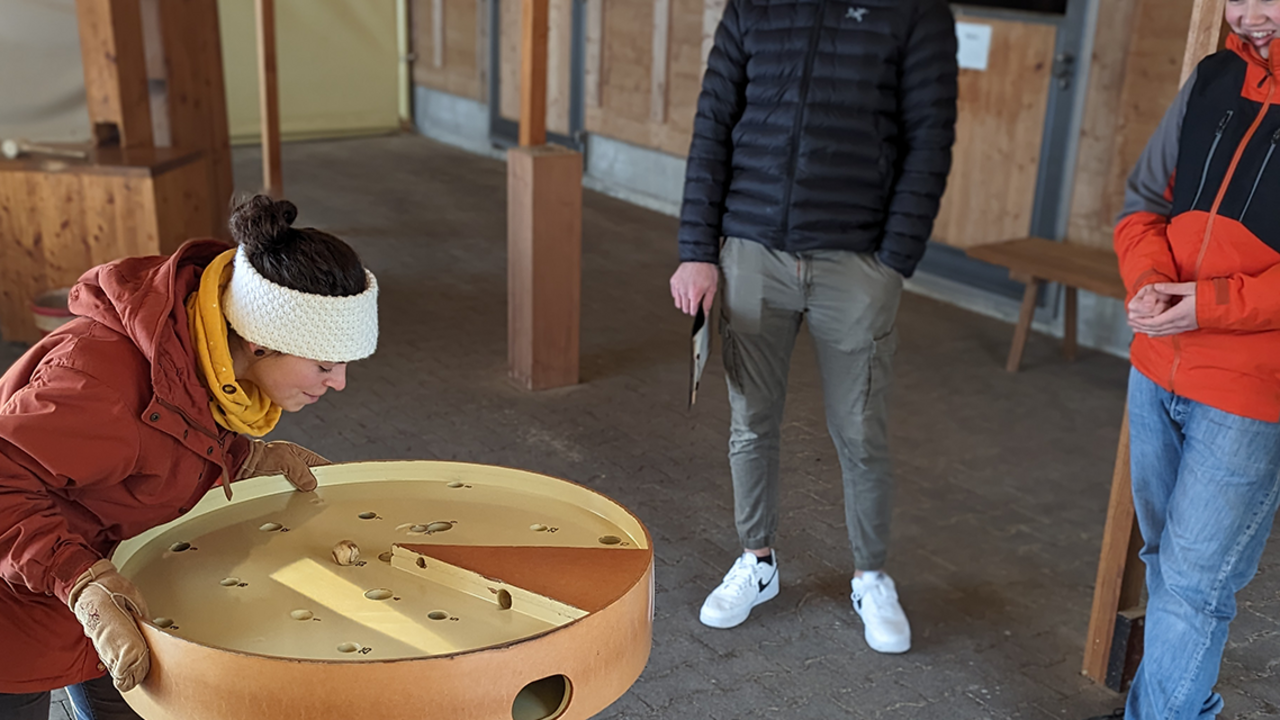Winterspiele, Spass und Kulinarik Dein Teamevent startet mit einer malerischen Kutschenfahrt in unseren stilvollen Planwagen. Anschliessend startet ihr in die Original Emmentaler Winterspiele und absolviert 8 spannende Disziplinen. Danach servieren wir euch im heimeligen Hofrestaurant ein „chüschtiges“ Käsefondue oder weitere Spezialitäten des Hauses.