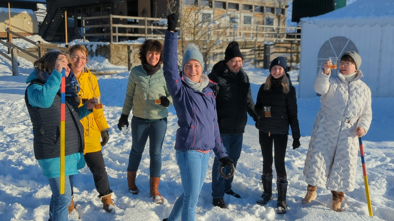 Dein Teamevent startet mit einer malerischen Kutschenfahrt in unseren stilvollen Planwagen. Anschliessend startet ihr in die Original Emmentaler Winterspiele und absolviert 8 spannende Disziplinen. Danach servieren wir euch im heimeligen Hofrestaurant ein „chüschtiges“ Käsefondue oder weitere Spezialitäten des Hauses.