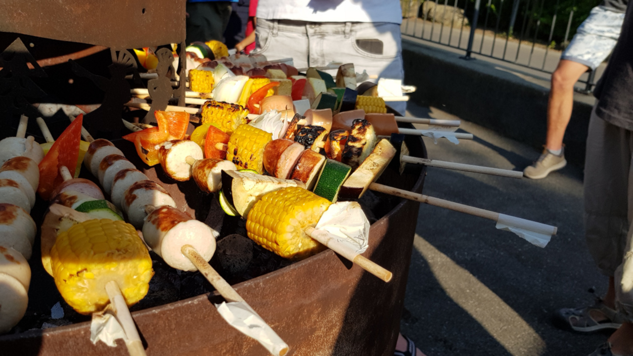 Grill Spiessli Teamevent Stellen Sie sich vor, Sie stehen am Feuer, blicken über den malerischen Thunersee, geniessen die gemütliche Gesellschaft und freuen sich auf köstliche kulinarische Genüsse. In Spiez bieten sich ideale Bedingungen, um mit Ihrem Team, Freunden oder Familie eine unvergessliche Veranstaltung zu erleben. Jeder Gast kann seine eigenen Spiessli zusammenstellen und sie dann am "Spezial-Grill" selbst grillen.