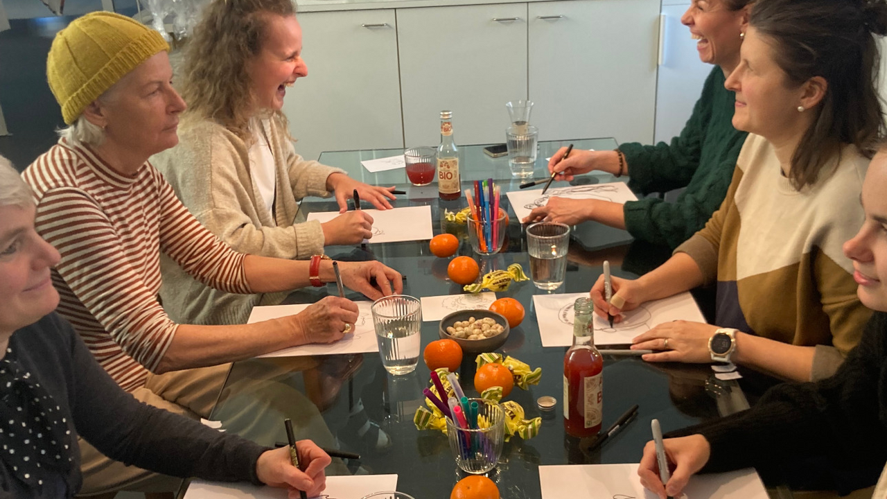Gemeinsam zeichnen Gemeinsam Zeichnen: Kitzeln Sie ihre Kreativität und ihre Lachmuskeln gleich mit dazu! Durch humorvolle Challenges kommen wir wie von Selbst in den Sog des spontanen Zeichnens: Wir porträtieren unser Gegenüber, ohne aufs Blatt zu schauen, kreieren im Tandem eine Figur oder wirken als Gruppe an der Sammlung origineller Charaktere mit. Hier erleben sie, was für überraschende Resultate durch spontanes Zeichnen zum Vorschein kommen und wie viel mehr Ideen im kollektiven Machen entstehen.