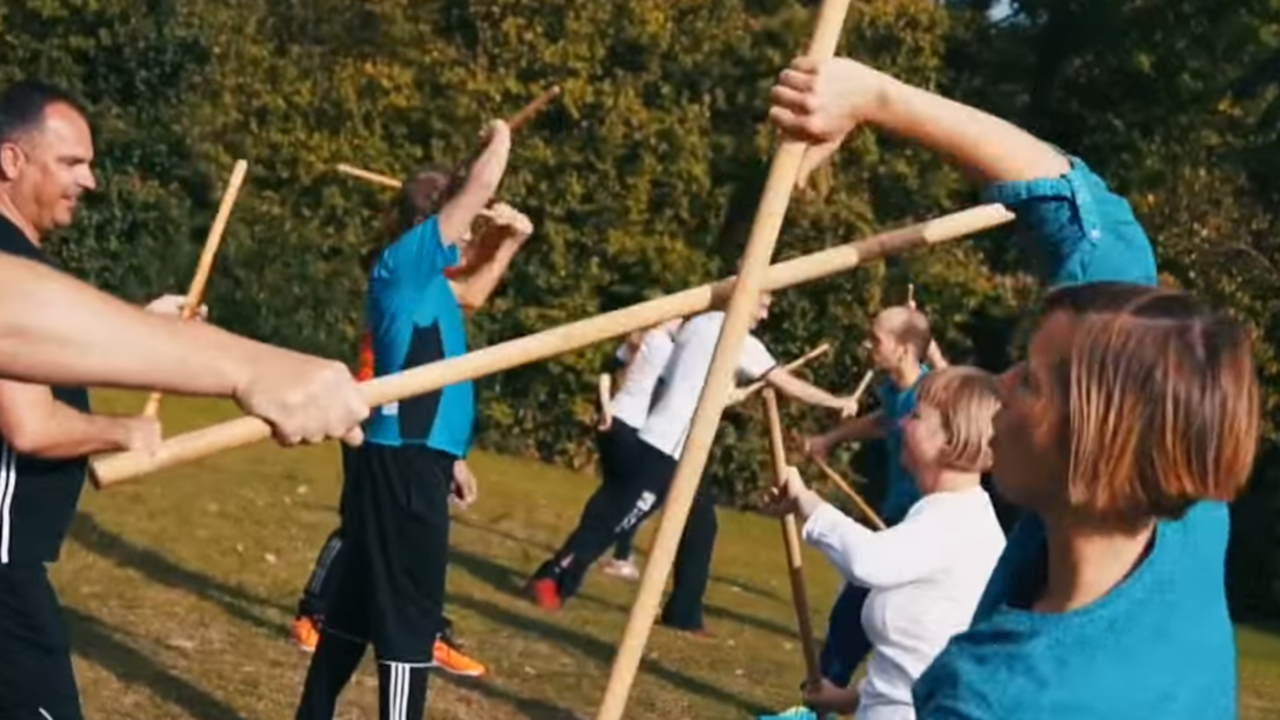 Stabfechten Teamevent Sie lernen 3 Hiebe und machen sich spielerisch mit verschiedenen Schlagabfolgen und Paraden vertraut. So sind Sie hieb- und stichfest und können schon an einem halben Tag ein Freigefecht auf Augenhöhe führen.