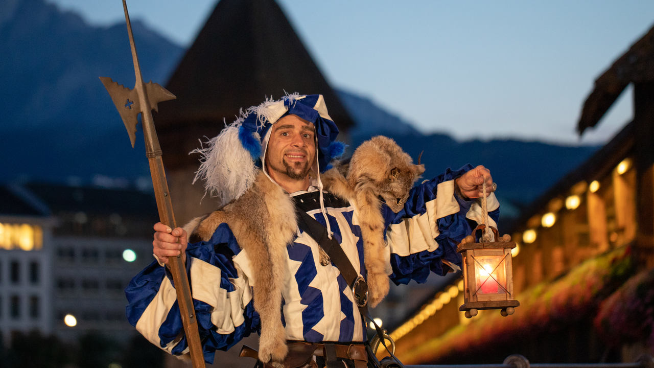 Lozärner Chatzestrecker Tour Unterwegs mit dem „Chatzestrecker“ entdecken Sie historische Winkel und die schönsten Plätze von Luzern. Gewürzt wird die Tour mit atemberaubenden Zaubereien, Wissenswertem über Luzern und einem spannenden Gruppen-Wettkampf durch die Altstadt. Anschliessend wird Ihnen und Ihren Gästen ein feines, einheimisches Gericht in einem altehrwürdigen Lokal serviert.