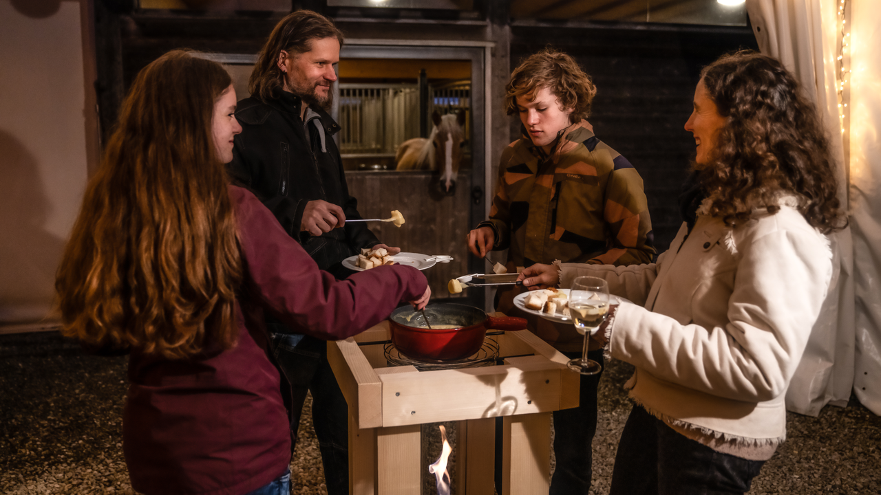 Steh-Fondue und Funspiele Mit diesem Anlass bieten Sie Ihren Gästen die richtige Mischung aus lustigen Spielen, gemütlichem Beisammensein und einem chüschtigen Fondue in heimeliger Atmosphäre.