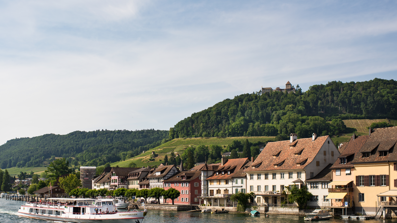 Ausflug mit dem Schiff Stein am Rhein Besuchen Sie das Kleinod am Hochrhein mit mittelalterlichen Gassen und schönsten Fassadenmalereien. Nach der Führung geht es an Bord des Kursschiffes - die idyllische Schifffahrt entlang malerischer Ufer und intakten Wäldern ist ein Must-do in der Region.