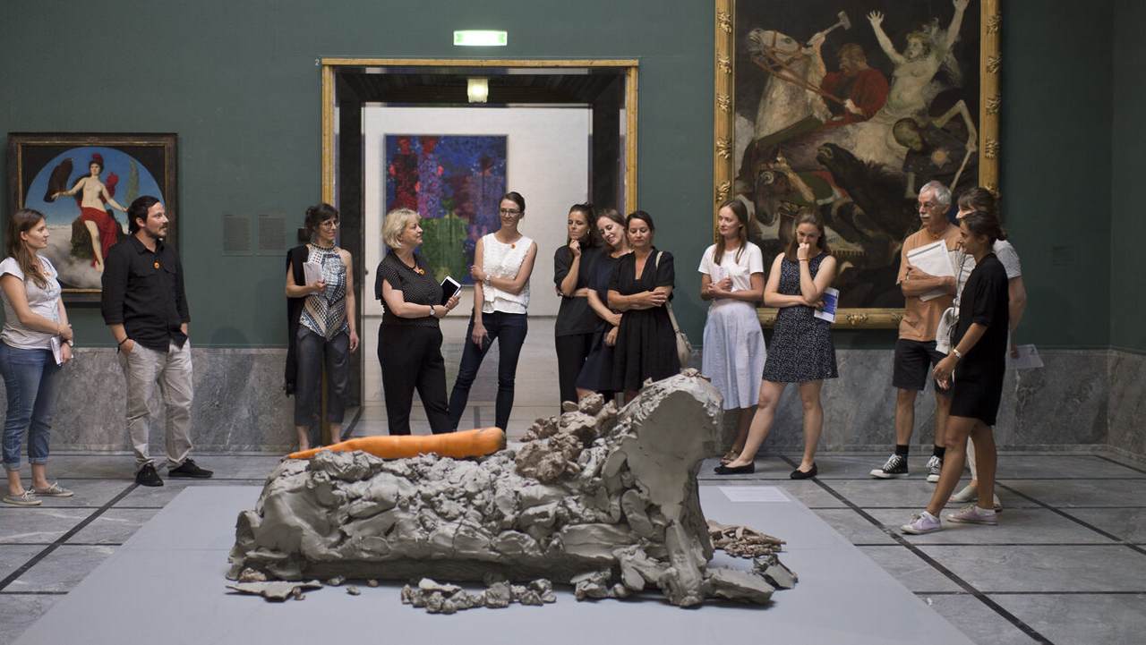 Licence to Tell - Storytelling Teamworkshop In diesem Workshop präsentieren wir am Vormittag exemplarisch unsere wichtigsten Storytelling-Prinzipien und führen Sie dabei in die Welt des "Emotional Storytelling" ein. Wir zeigen, wie Sie Wissen und Unterhaltung verbinden können, um ein breites Publikum zu erreichen, insbesondere eine tendenziell jüngere Zielgruppe, und wie "Emotional Storytelling" Partizipation und Inspiration fördert.