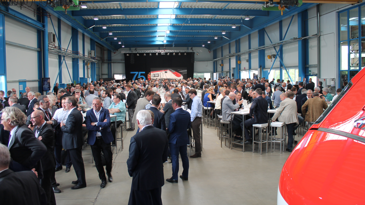 Street-Art-Live Malerei Street-Art-Livemalerei ist eine attraktive Möglichkeit für Sie, ihre Veranstaltung unvergesslich zu machen. Live-Malerei zieht die Aufmerksamkeit der Besucher auf sich. Zuschauer können in Echtzeit sehen, wie ein Kunstwerk entsteht. Zudem erhalten Sie eine bleibende Erinnerung in Form eines Kunstwerkes.