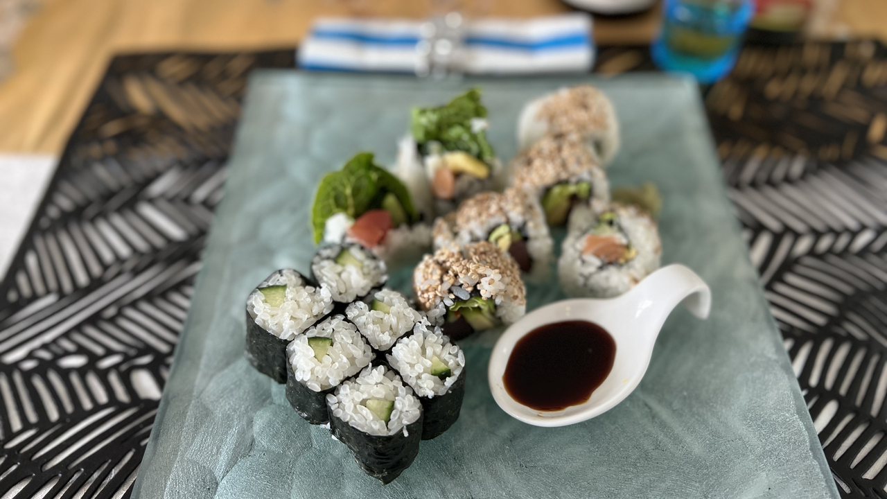 Die Sushi-Zubereitung in der Gruppe kann eine anregende Team-Challenge sein: Wer rollt die schönsten Maki-Sushi? Wer schneidet die optimale Nigiri-Auflage? Bereiten Sie mit Ihrem Team verschiedene Sushi zu (auf Wunsch auch Vegan, Glutenfrei, Laktosefrei oder vegetarische,) und verköstigen Sie sie schliesslich gemeinsam in gemütlicher Runde.