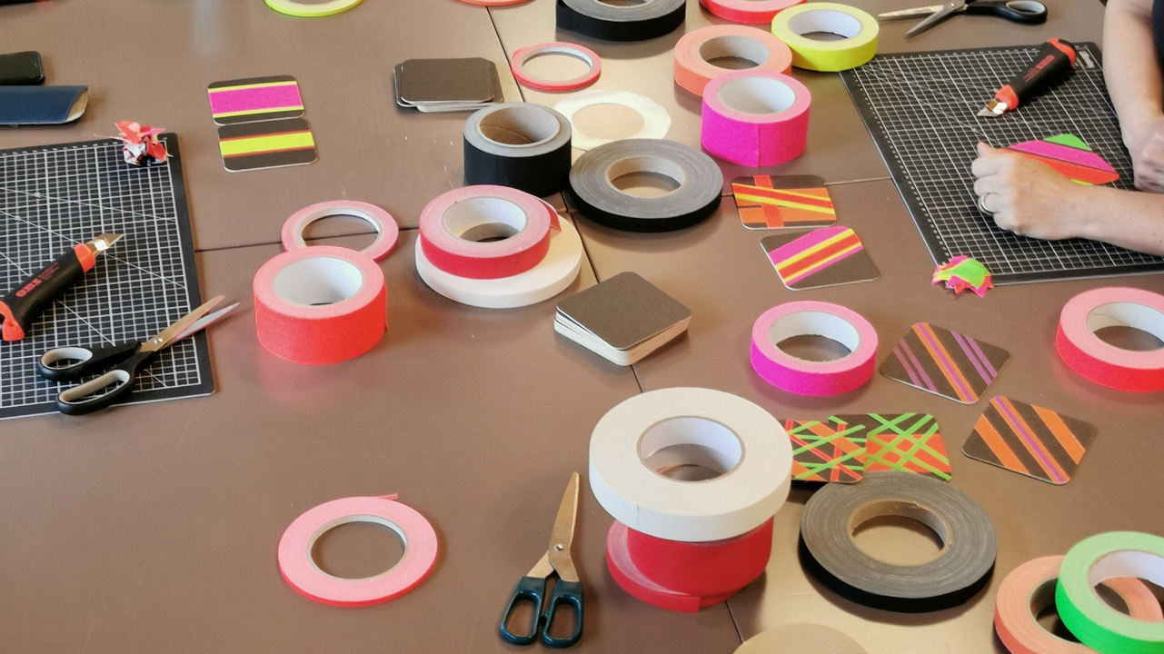 Tape Art ist eine relativ junge Kunstform, bei welcher aus farbigem Klebeband und einem Cutter die beeindruckendsten Bilder entstehen. Ob auf einer riesigen Fassade, an eurer Bürowand, in einer Eventlocation oder auf grossen Platten - die Möglichkeiten sind unbegrenzt. Tape Art macht unglaublich Spass, da die Teilnehmenden in kurzer Zeit ein tolles Ergebnis erzielen.