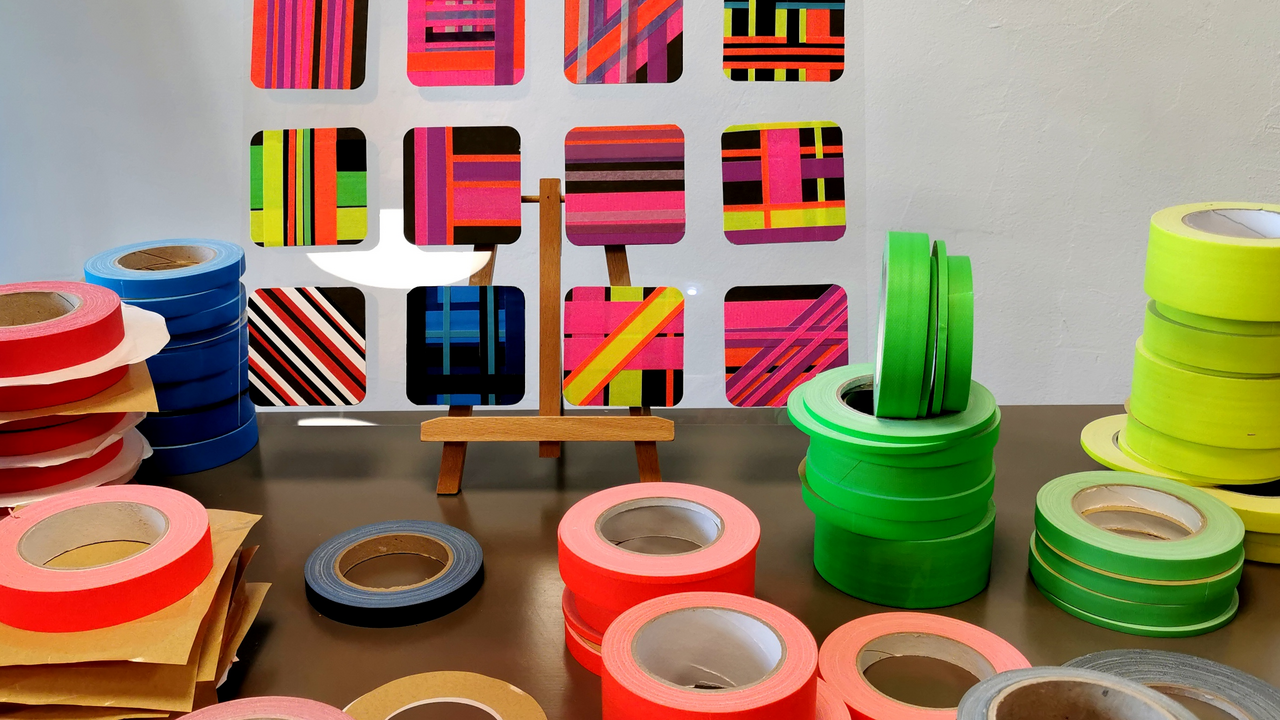 Tape Art ist eine relativ junge Kunstform, bei welcher aus farbigem Klebeband und einem Cutter die beeindruckendsten Bilder entstehen. Ob auf einer riesigen Fassade, an eurer Bürowand, in einer Eventlocation oder auf grossen Platten - die Möglichkeiten sind unbegrenzt. Tape Art macht unglaublich Spass, da die Teilnehmenden in kurzer Zeit ein tolles Ergebnis erzielen.