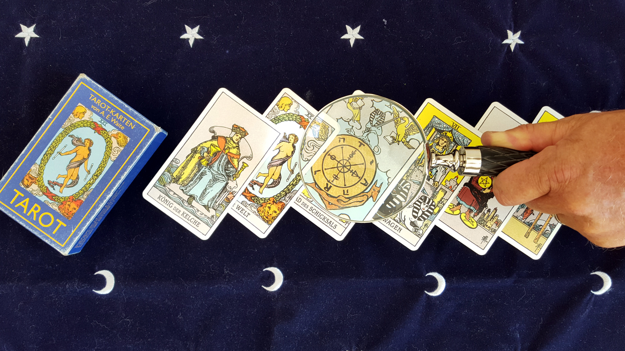 Tarot-Events Mit Tarot erleben Sie unterhaltsame „Aha“- und „Haha“-Momente. Lernen Sie eine neue Welt kennen. Ein Tarot-Event ist etwas für unkomplizierte Gemüter, die gerne staunen und lachen, und für Menschen, die einmal etwas ganz Anderes ausprobieren wollen. Sie erhalten Einblick in eine neue Welt, die aus Vergangenheit, Gegenwart und Zukunft besteht. Kartenlegen bedeutet Bilder erkennen sowie Farben, Formen und Zahlen interpretieren. In Team- und Partnerarbeit üben sich die Teilnehmenden in Aufmerksamkeit, situativem Denken und Empathie. Sie lernen, auf andere Menschen einzugehen, Signale zu erkennen und Situationen zu deuten. Diese Aktivität bietet Kommunikation, Herausforderung und Spass in einem. Wir führen Sie in die Thematik ein, geben Tipps, zeigen Ihnen verschiedene Techniken und gestalten ein Programm, das auf Ihre individuellen Wünsche abgestimmt ist.