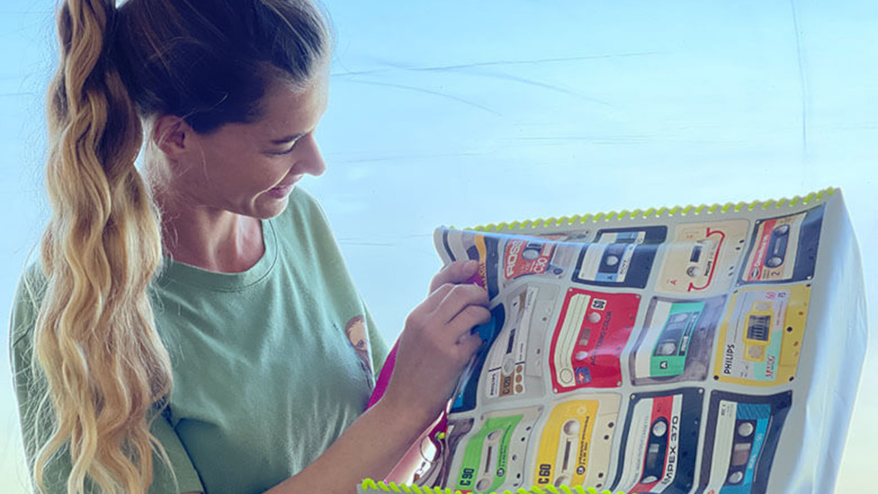 Kreativer Taschenworkshop Ihre eigene trendy Umhänge- oder Tragetasche produzieren. In diesem Workshop nähen, kleben und schneiden sie Ihre eigene Tragtasche. Die Geschicklichkeit und die Kreativität Ihrer Gäste wird gefordert und gefördert. Mit Fingerspitzengefühl und Geschick kreieren Sie aus einem Stück Softplane eine eigene Umhänge- oder Tragtasche, die Sie täglich nutzen können. Die Tasche wird Ihre Gäste im Alltag begleiten und Sie immer an das spannende Teamerlebnis erinnern.