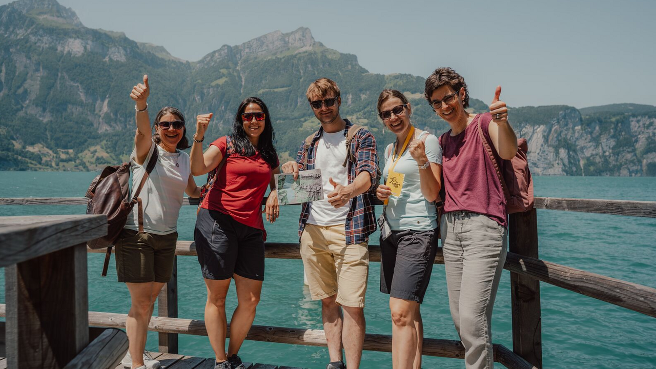 Tatort Tell Dieses Geländespiel führt in der sagenhaften Urner Berg- und Seenlandschaft auf Spurensuche und bringt den Nationalhelden Gross und Klein mit moderner Inszenierungstechnik spielend näher – vom Tellendorf Bürglen über das Tell-Epizentrum Altdorf bis zur Tellsplatte am Urnersee. Eine interaktive Spurensuche in Altdorf, Bürglen und Sisikon.