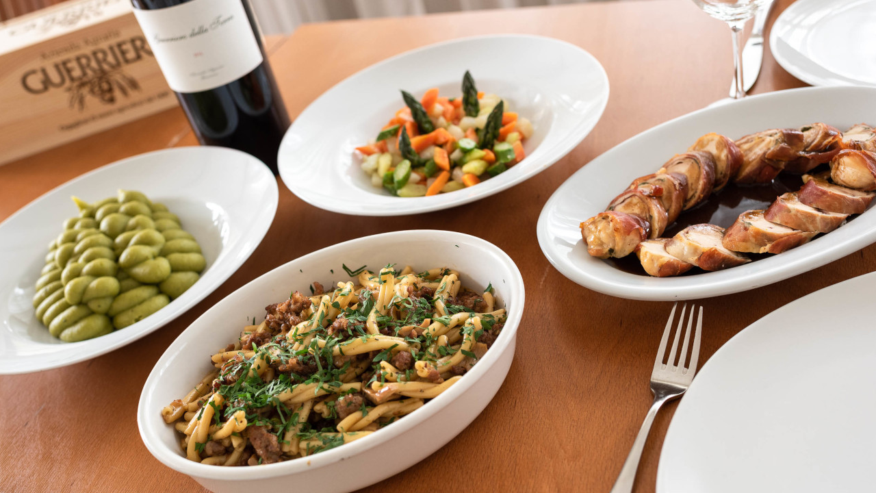 Tavolata Teamessen Fühlen Sie sich wie im Schlaraffenland! Bedanken Sie sich bei Ihren Mitarbeitern mit einem gediegenen Aperitif oder einer italienischen Tavolata für alles, was sie das ganze Jahr über für Ihre Firma geleistet haben.